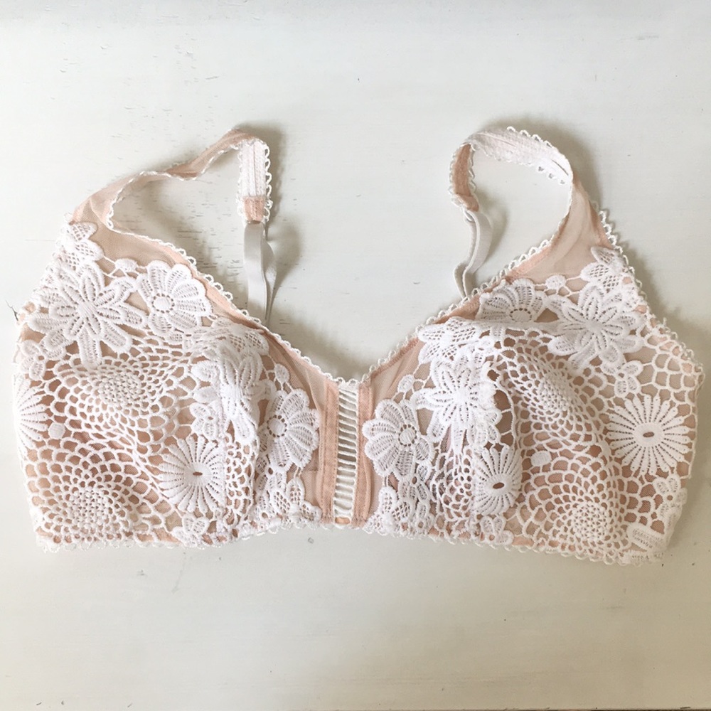 Victoria’s Secret Lace and Nude Bra M